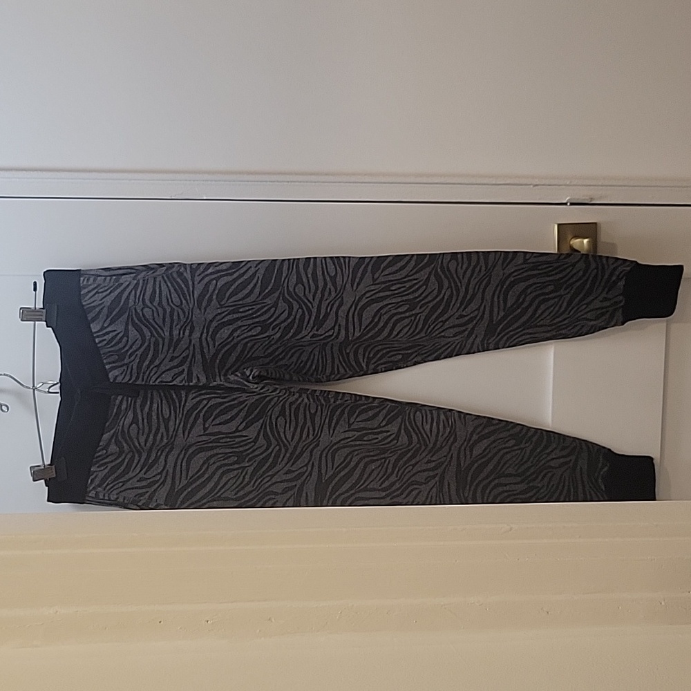 NWOT Monrow Zebra Sweater Sweat Pants